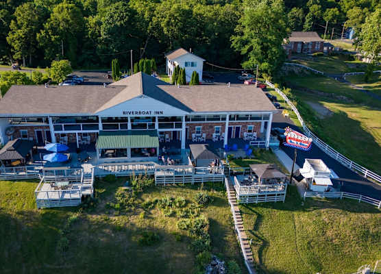 Riverboat Inn & Suites 1