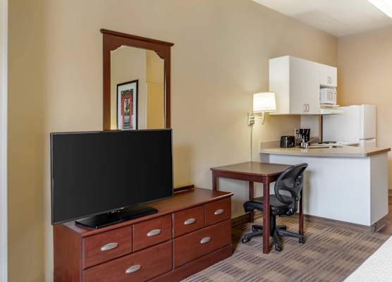 MainStay Suites Chicago Hillside 1