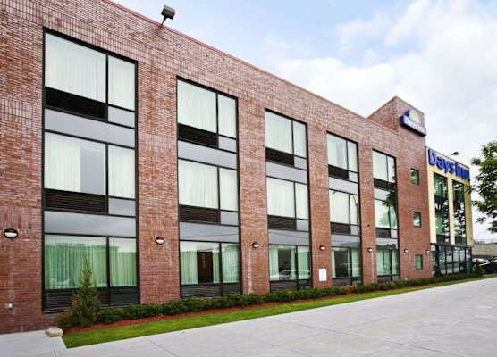Days Inn by Wyndham Bronx Near Stadium 1