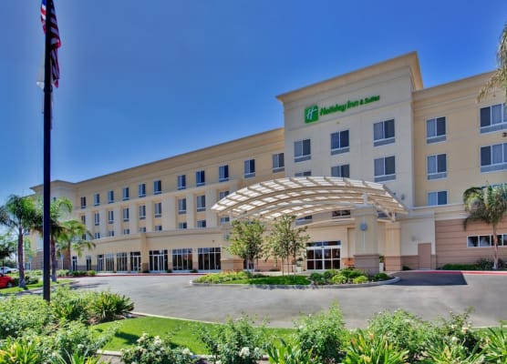 Holiday Inn & Suites BAKERSFIELD by IHG 1