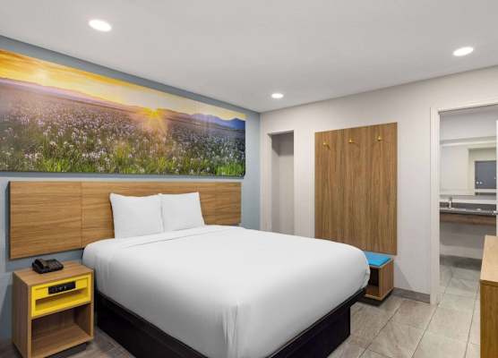 Days Inn by Wyndham Bakersfield 1