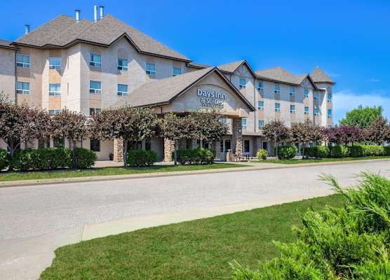 Days Inn & Suites by Wyndham West Edmonton 1