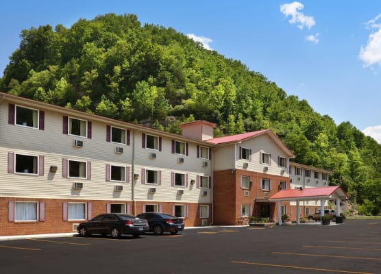 Super 8 by Wyndham Prestonsburg 1