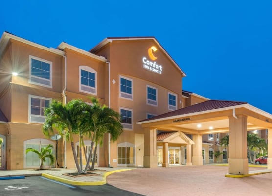 Comfort Inn & Suites Fort Myers Airport 1