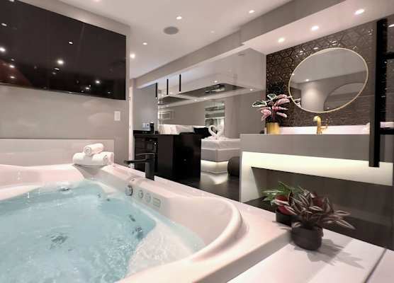 Sybaris Pool Suites 1