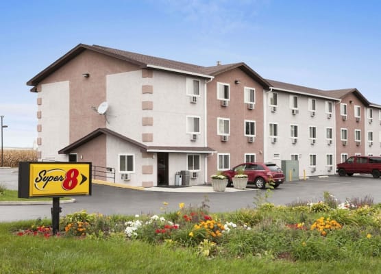 Super 8 by Wyndham Peru Starved Rock State Park 1