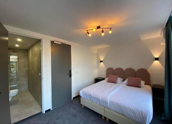 Hotel La Noire - Delft City Centre 1