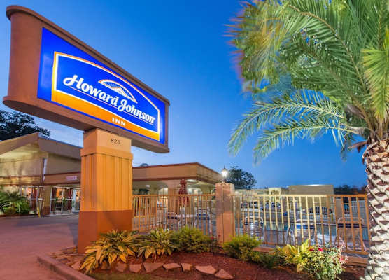 Howard Johnson by Wyndham Historic Lake Charles 1