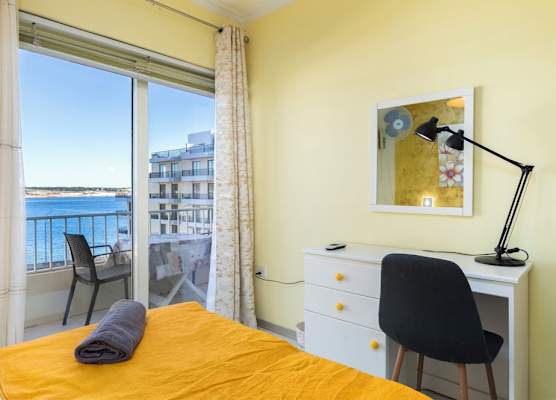 Cosy Apartment with Balcony & Sea Views 1