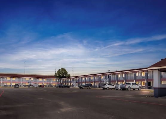 Econo Lodge Inn & Suites Sealy 1