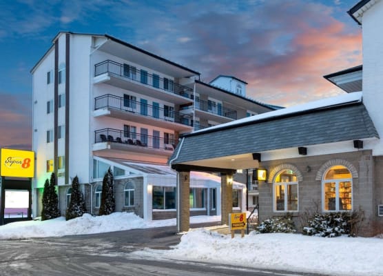 Super 8 by Wyndham Niagara Falls by the Falls 1