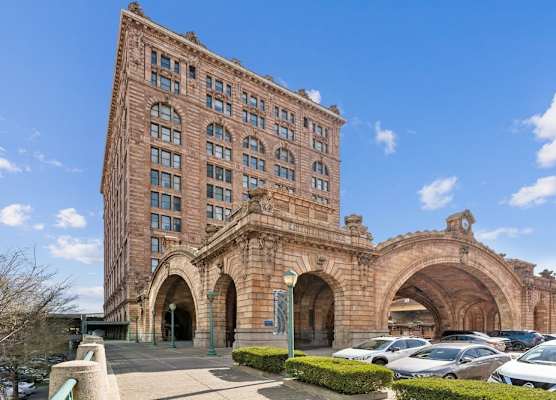 Placemakr Downtown Pittsburgh at The Pennsylvanian 1