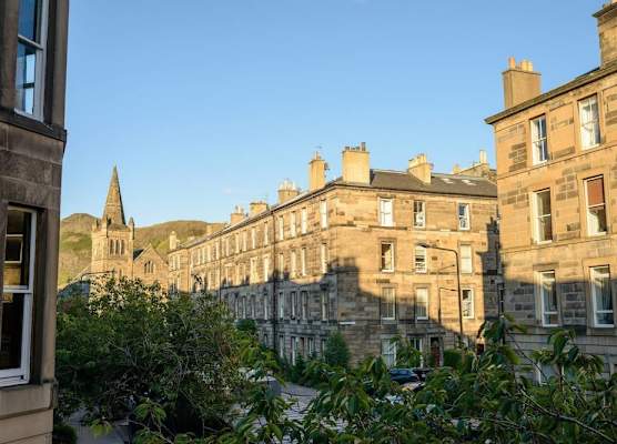 JOIVY 5 Bedroom Apt Near Meadows & George Square 1