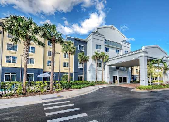 Fairfield Inn and Suites by Marriott Naples 1