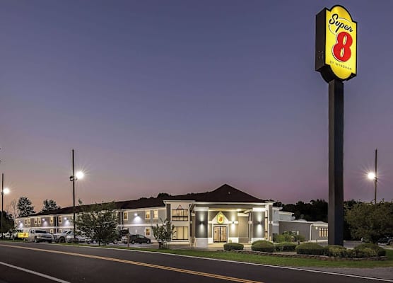 Super 8 by Wyndham Dickson 1