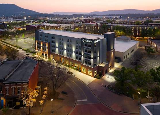 La Quinta Inn & Suites by Wyndham Chattanooga Downtown/South 1