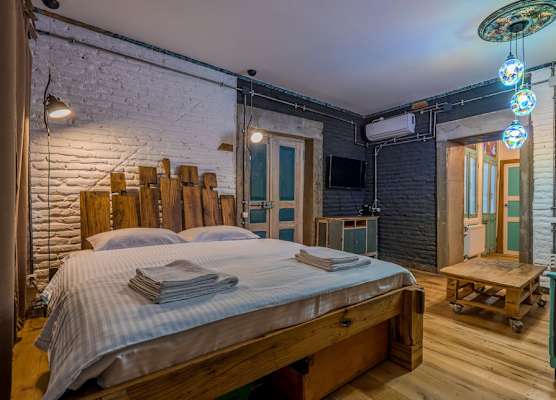 H&B apartments Zurab Zhvania 1