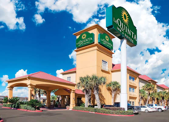 La Quinta Inn & Suites by Wyndham Beaumont West 1