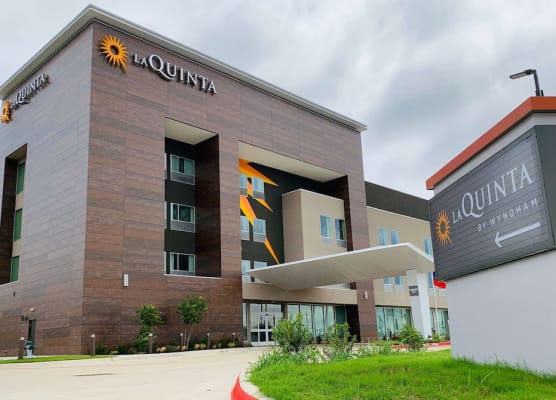 La Quinta Inn & Suites by Wyndham-Red Oak TX IH-35E 1