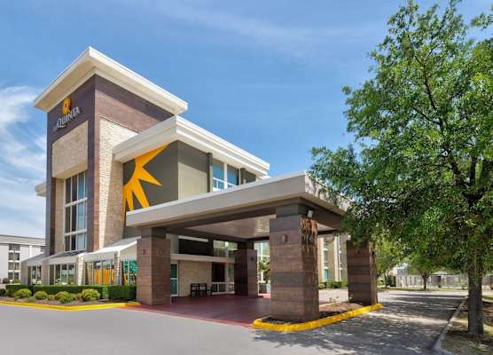 La Quinta Inn & Suites by Wyndham Dallas I-35 Walnut Hill Ln 1