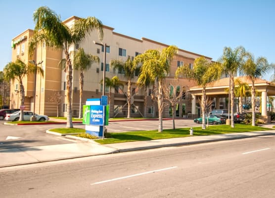 Holiday Inn Express & Suites BAKERSFIELD CENTRAL by IHG 1