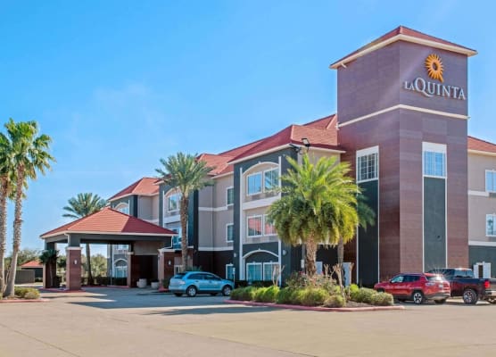 La Quinta Inn & Suites by Wyndham Winnie 1