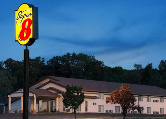 Super 8 by Wyndham Algona 1