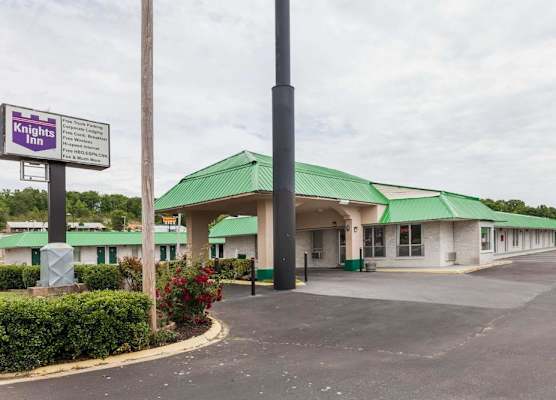 Knights Inn Hurricane Mills 1