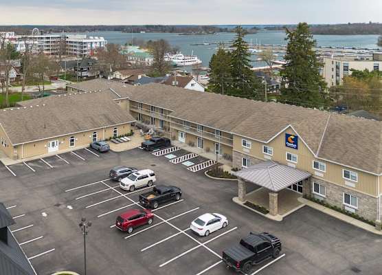Comfort Inn & Suites Thousand Islands Harbour District 1
