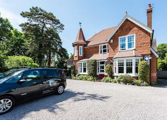 The Lawn Guest House Gatwick 1