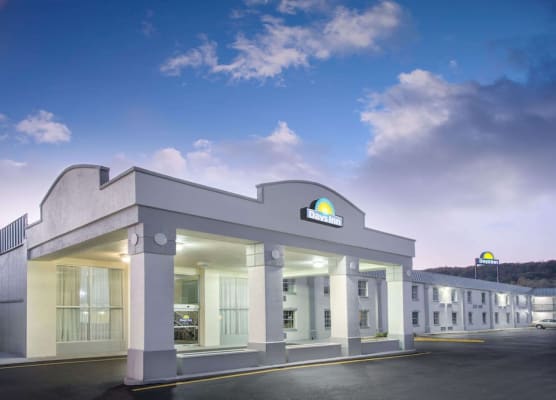 Days Inn by Wyndham Roanoke Hollins Near I-81 1