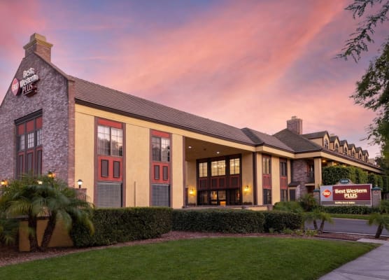 Best Western Plus Raffles Inn & Suites 1