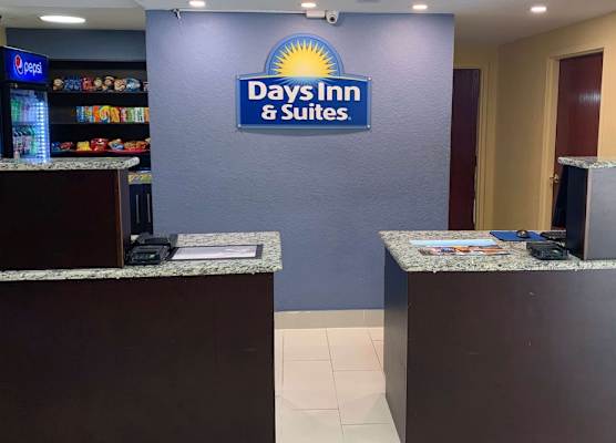 Days Inn & Suites by Wyndham Tampa/Raymond James Stadium 1