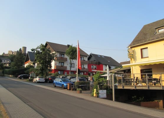 Hotel zur Burg Nürburg-ring 1