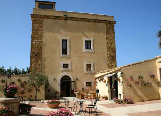 Hotel Foresteria Baglio Della Luna 1