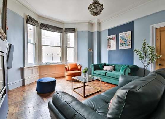 4 Bed House with Pool Table & Parking 1