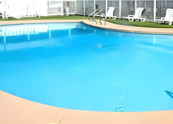 EZ 8 Motel Airporter 1