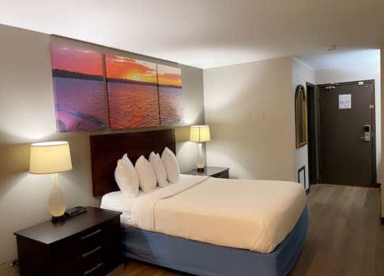 Days Inn & Suites by Wyndham Stevens Point 1