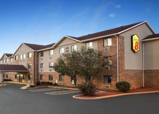 Super 8 by Wyndham Fairview Heights-St. Louis 1