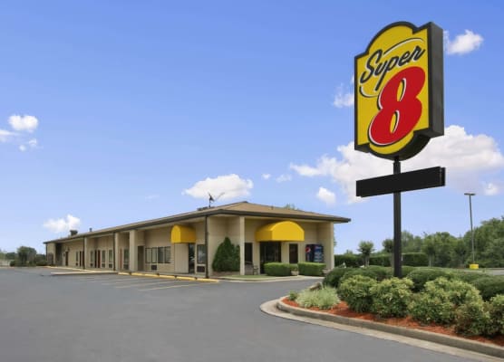 Super 8 by Wyndham Tupelo Airport 1