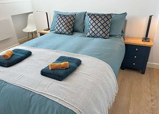 City Centre - Sleeps 4 & Free Parking 1