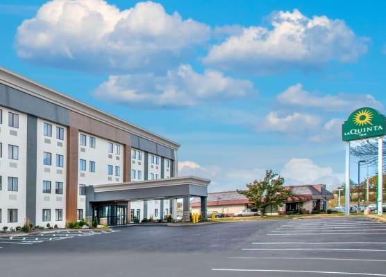 La Quinta Inn & Suites by Wyndham St Louis Hazelwood North 1