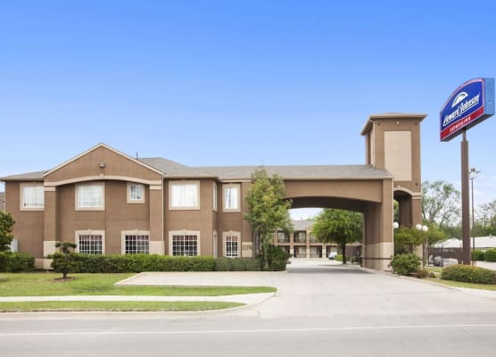 Howard Johnson by Wyndham Grand Prairie Near Lone Star Park 1