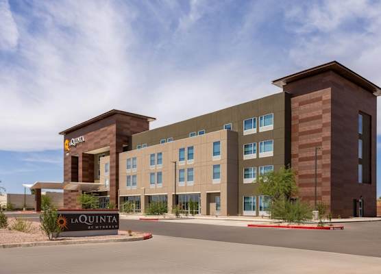 La Quinta Inn & Suites by Wyndham Phoenix West Glendale 1