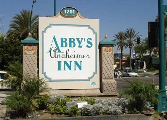 Abby's Anaheimer Inn - Across Disneyland Park 1