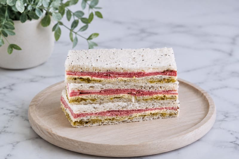 Sabor Pastrami a la mostaza y pepinillos — sándwich de miga Olsen