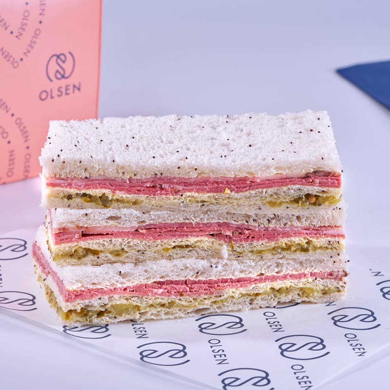 Sabor Pastrami a la mostaza y pepinillos — sándwich de miga Olsen