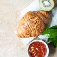 Croissant Liendres 1 ud Relleno de Mermelada de Ciruela y Kiwi