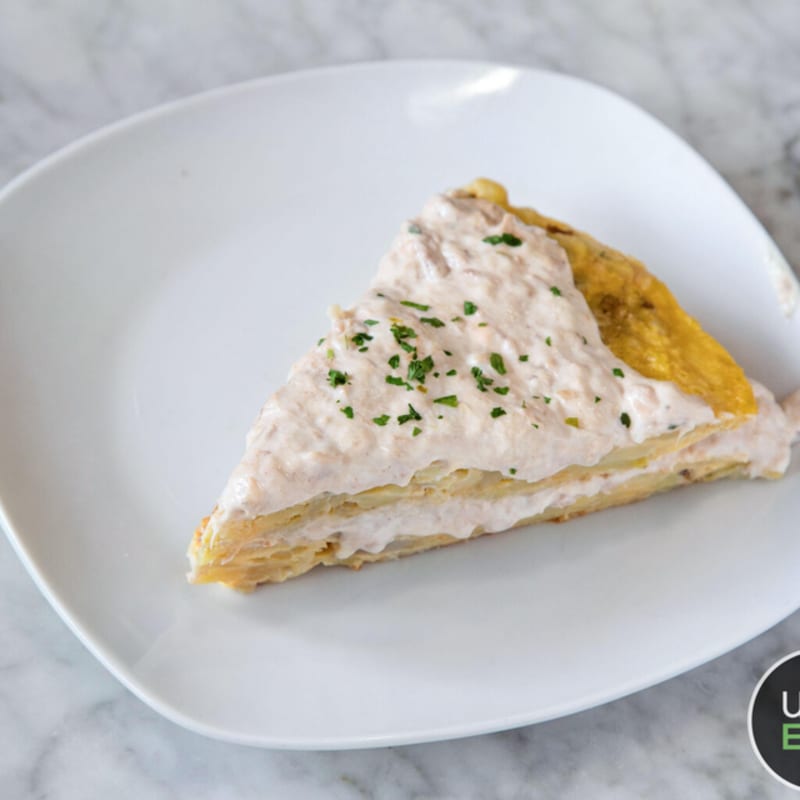 Pintxo Getaria (1ud) Rellenamos Nuestra Tortilla Clásica con Preparado casero de  Atún, Cebolla, Huevo Rallado y Mayonesa Suave