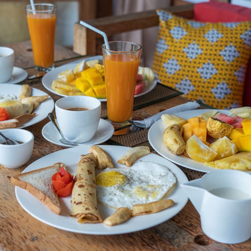 Menú Txantrea, Desayuno y Merienda:  Croissant Relleno +  Zumo Naranja Vaso (8oz), + Bebida Caliente o Fría + Dulce